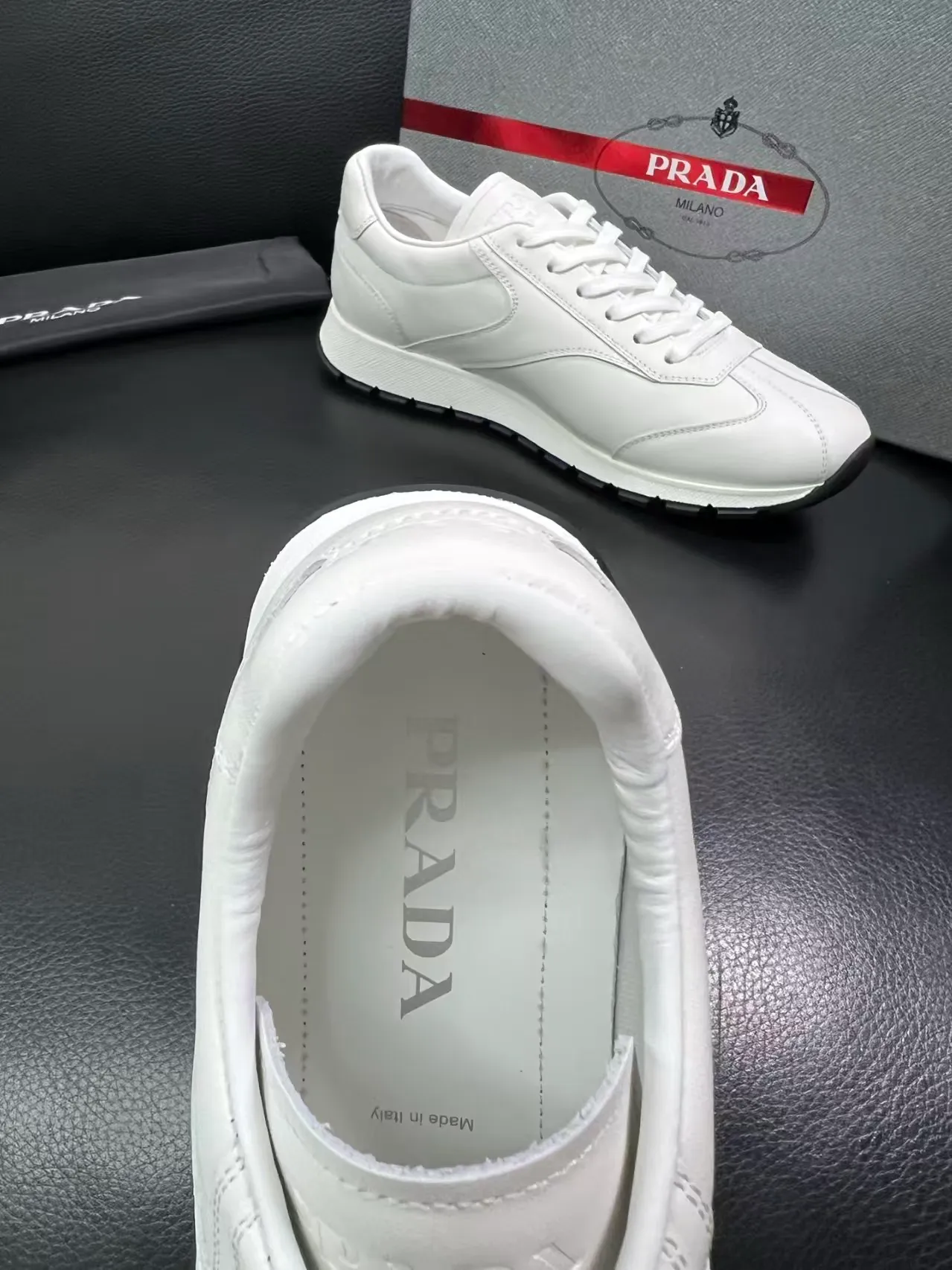P440 Yuan 38-45 Prada Prada’s new men’s leather sneakers, the highest version on the market, any comparison is welcome🆚! The original leather has excellent texture and is super high-end! Fetal sheep net lining imported from Italy, removable pad! Luxurious materials and fine workmanship, highly recommended!